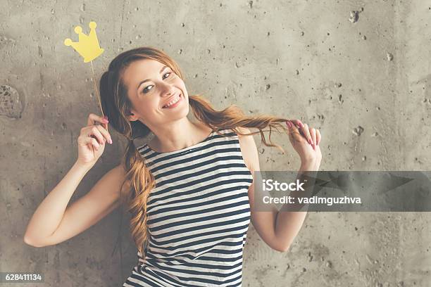 Hermosa Mujer Divertido Foto de stock y más banco de imágenes de Corona - Accesorio de cabeza - Corona - Accesorio de cabeza, Accesorio teatral, Fotografía - Imágenes