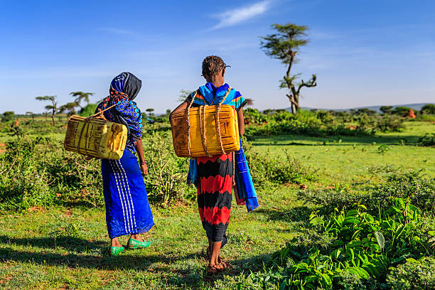 若いアフリカの少女の通電水を加え、エチオピア、アフリカ - africa child ethiopian culture people ストックフォトと画像