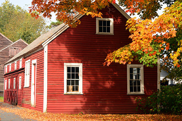 granero rojo, hojas de colores - barn conversion fotografías e imágenes de stock