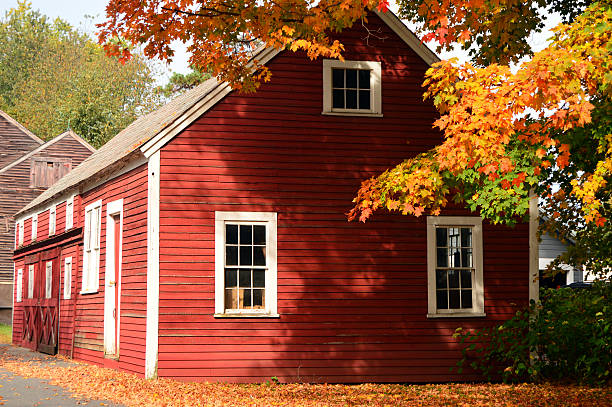 fienile rosso, foglie colorate - barn conversion foto e immagini stock