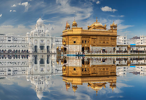 o golden temple, localizado em amritsar, punjab, índia. - amristar - fotografias e filmes do acervo