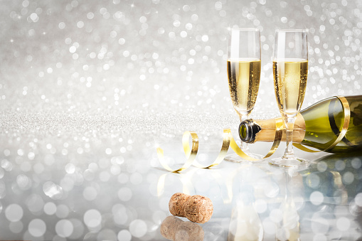 Toast Champagne New Year Silver Background Stockfoto en meer beelden van  Oudjaarsavond - Oudjaarsavond, Toost, Het einde - iStock
