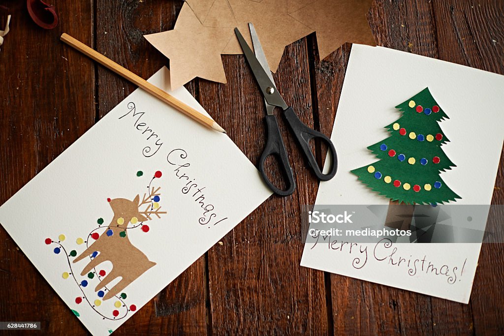 Cartões De Natal Feito A Mão - Fotografias de stock e mais imagens de  Cartão de Natal - Cartão de Natal, Feito em Casa, Trabalho Manual - iStock