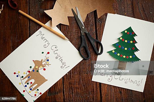 Foto de Cartões De Natal Artesanal e mais fotos de stock de Cartão de Natal  - Cartão de Natal, Feito em Casa, Trabalho Manual - iStock