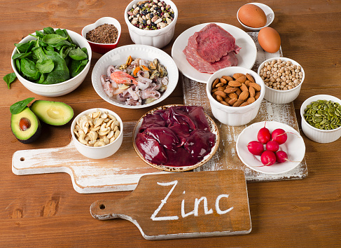 Alimentos con mineral de zinc en una mesa de madera. photo