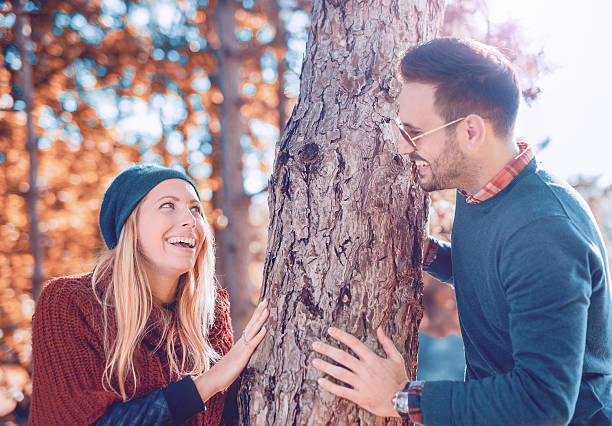 romantisches paar im herbstpark. liebe, dating, romantik. - pair couple cheerful laughing stock-fotos und bilder