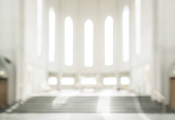 bokeh interieur der modernen lutherischen, christlichen kirche - kirche stock-fotos und bilder