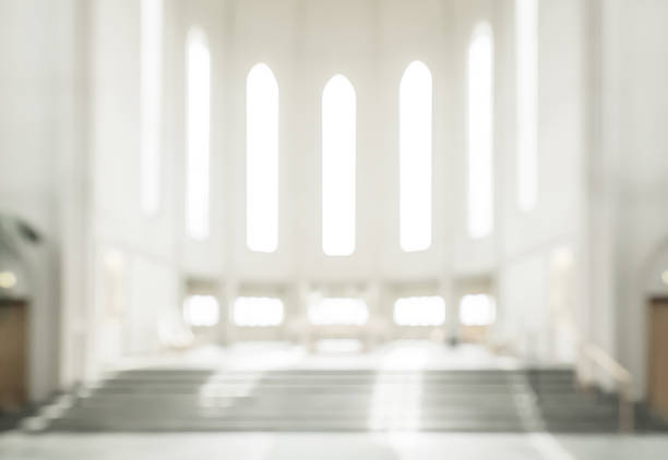 bokeh interior de luterano moderno, iglesia cristiana - architectural feature architecture cathedral catholicism fotografías e imágenes de stock