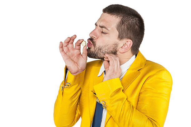 uomo d'affari miseramente conta ogni centesimo - miseramente foto e immagini stock