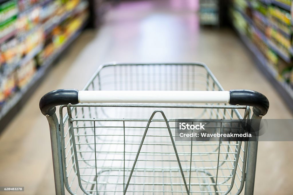 Vider le panier d’achat dans la section épicerie - Photo de Caddie libre de droits