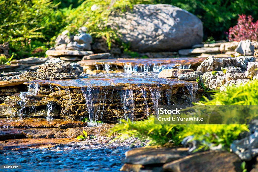 belle aménagement paysager - Photo de Cascade libre de droits