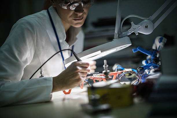 ドローンに取り組む女性電気技師 - manufacturing industry welding engineering ストックフォトと画像