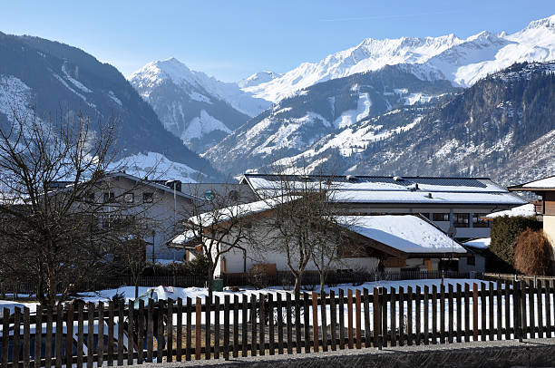 el complejo turístico de esquí en los alpes austríaco - snowboard apres ski snow nobody fotografías e imágenes de stock
