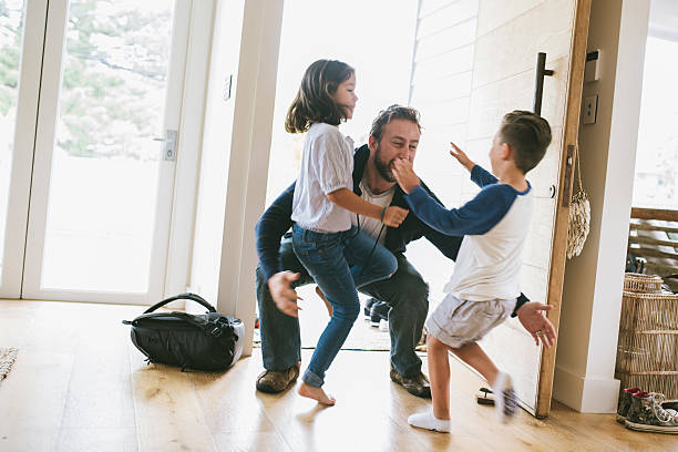 ¡te echamos de menos! - home interior arrival father family fotografías e imágenes de stock