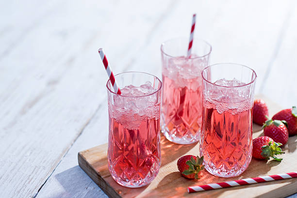 prosecco bellini cocktail mit erdbeeren - champagne pink strawberry champaigne stock-fotos und bilder