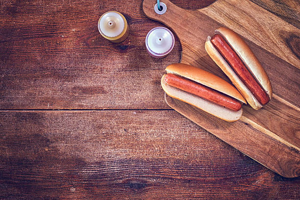 préparation de hot-dogs faits maison - mustard mayonnaise condiment relish photos et images de collection