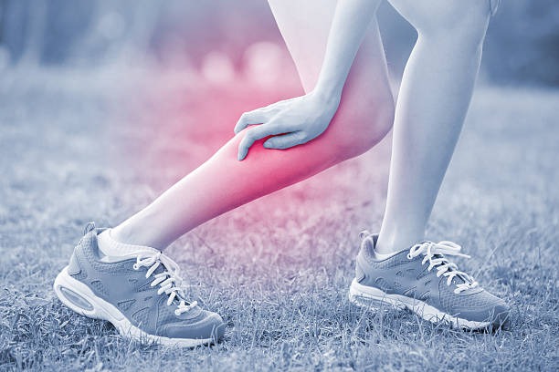 frau verletzt bein im park - pain physical injury human leg human muscle stock-fotos und bilder