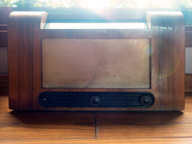 istock Old Antique Radio 628524376