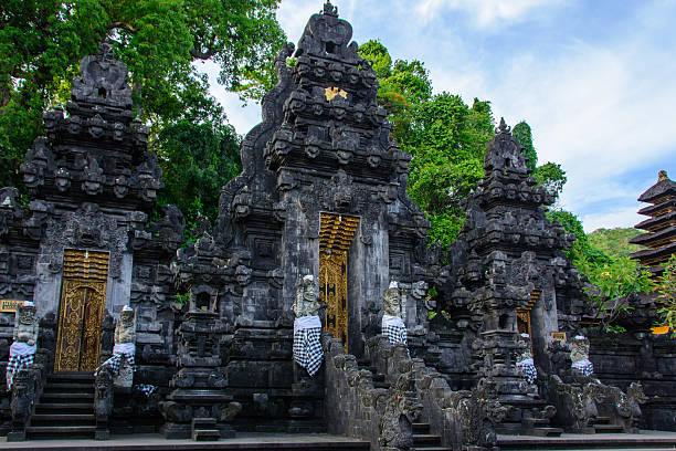 pura goa lawah, templo de los murciélagos, bali, indonesia - pura goa lawah fotografías e imágenes de stock