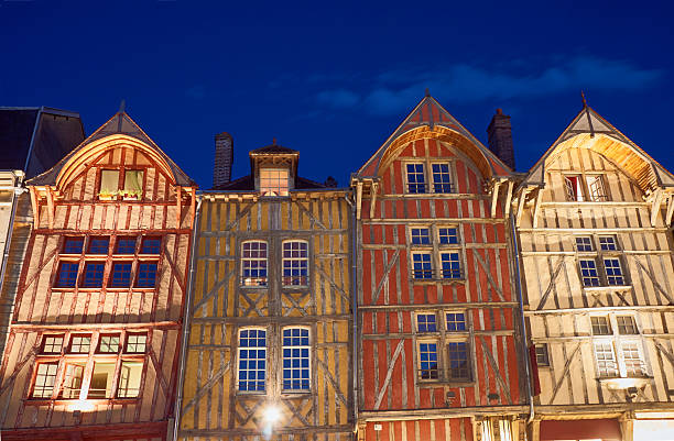 istock tenement houses   at night 628528586