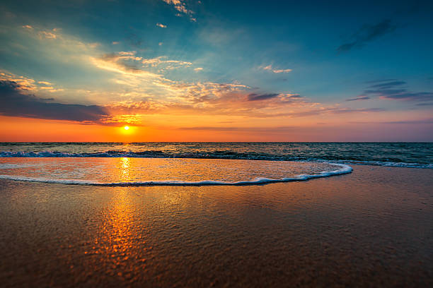 hermosa puesta de sol sobre el mar  - agua de jamaica fotografías e imágenes de stock