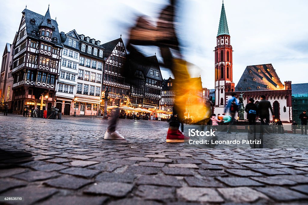 Menschen auf dem Frankfurter Altstadtplatz in der Dämmerung - Lizenzfrei Frankfurt am Main Stock-Foto