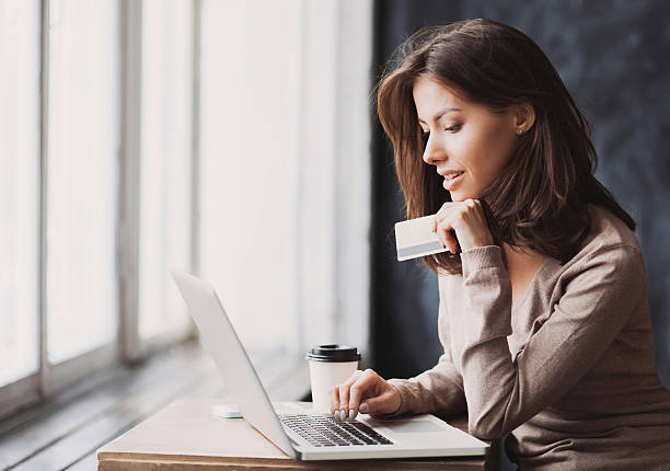 mujer de compras en línea con capacidad para computadora portátil, - credit card women laptop electronic banking fotografías e imágenes de stock