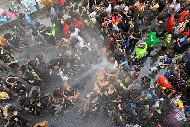 ludzie świętują songkran new year festival w bangkoku, tajlandia. - editorial asia thailand people zdjęcia i obrazy z banku zdjęć