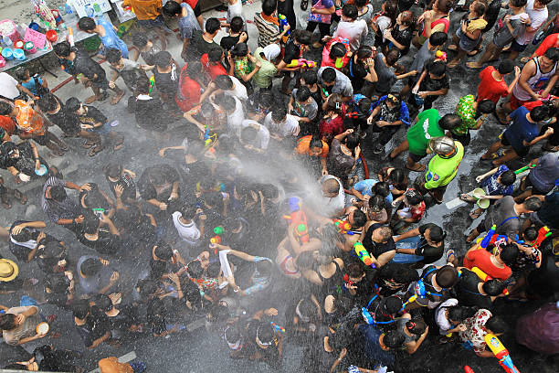 태국 방콕에서 송크란 새해 축제를 축하하는 사람들. - silom 뉴스 사진 이미지