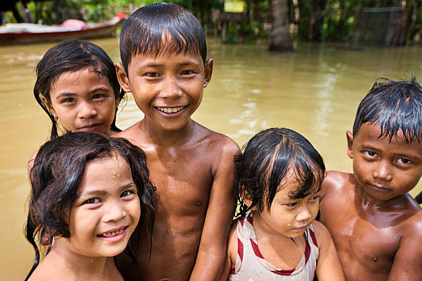 어린이 지역에서 기간 동안 홍수, 캄보디아 - flood people asia cambodia 뉴스 사진 이미지