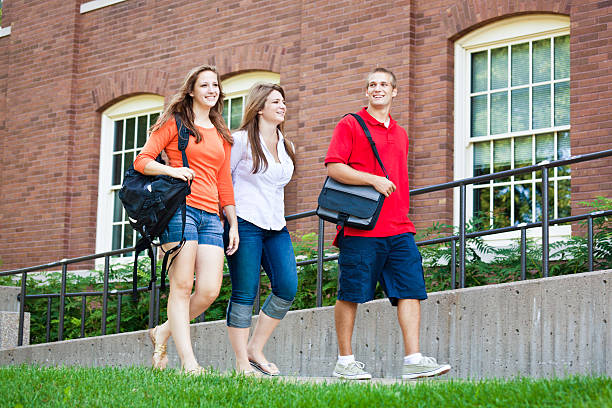 studenci spacery przez university campus college dorm - university hall zdjęcia i obrazy z banku zdjęć