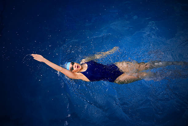 jeune femme natation - dos crawlé photos et images de collection