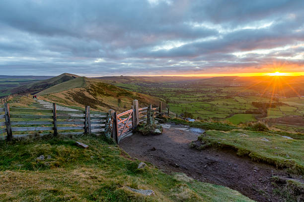 belo e vibrante pico do distrito com nuvens dramáticas. - mam tor - fotografias e filmes do acervo