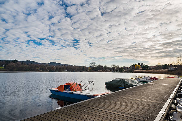 jezioro monate z cadrezzate, prowincja varese, włochy - eco turism zdjęcia i obrazy z banku zdjęć