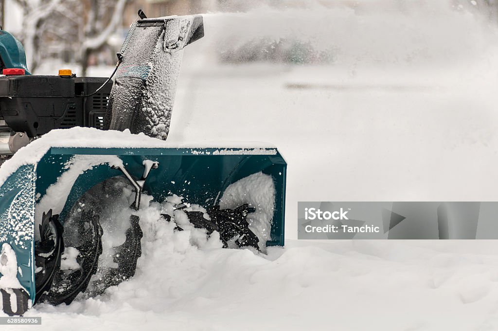 路上で雪のマシンマニュアル - 小型除雪機のロイヤリティフリーストックフォト