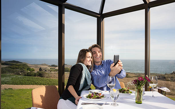selfie junto al océano - wine red wine pouring wineglass fotografías e imágenes de stock