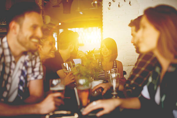 grupo de amigos disfrutando de bebidas - eventos sociales despues del trabajo fotografías e imágenes de stock