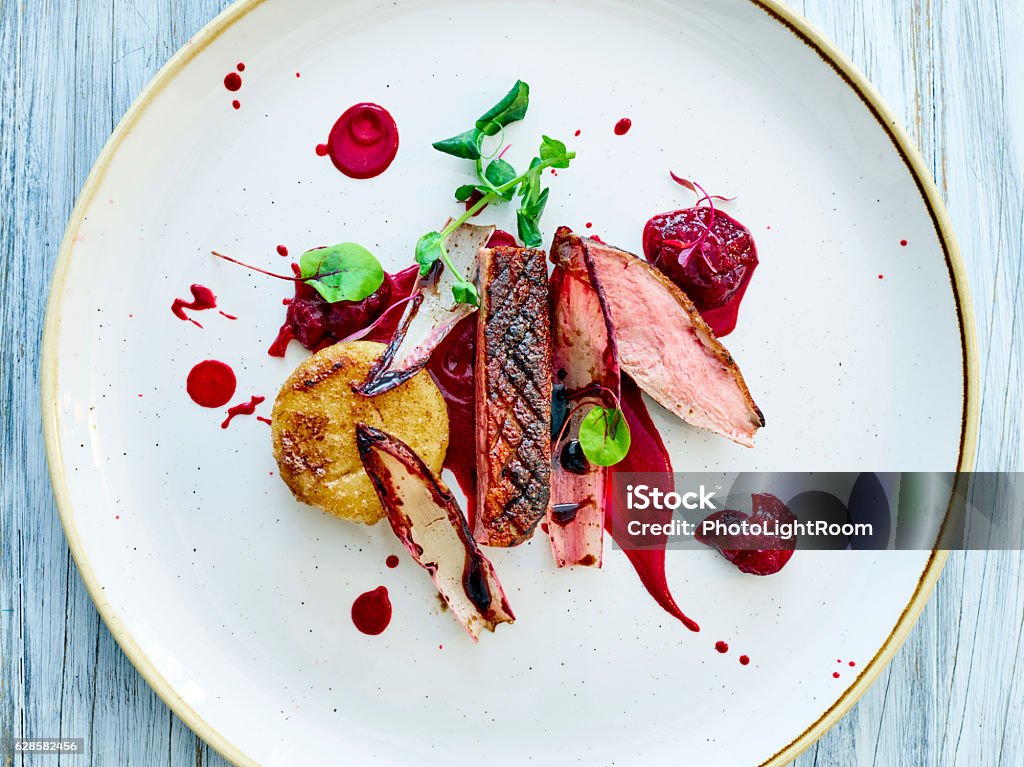 Roast Duck with beetroot sauce - 免版稅食品圖庫照片