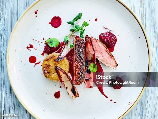 Roast Duck With Beetroot Sauce 照片檔及更多 食品 照片 - 食品, 奢侈, 美食