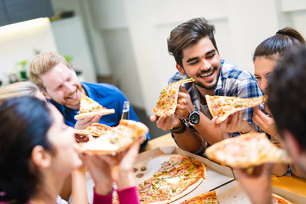 피자, 맥주, 좋은 회사와 파티를 갖는 친구 - pizza party 뉴스 사진 이미지