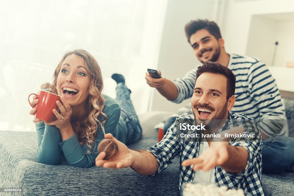 Gruppe von Freunden vor dem Fernseher zu Hause - Lizenzfrei Fernseher Stock-Foto