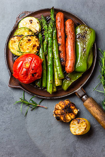 zucchine di verdure alla griglia, asparagi, peperone, salsicce su padella - antipasto roasted pepper bell pepper pepper foto e immagini stock
