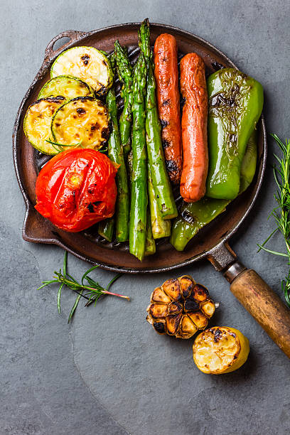 グリル野菜ズッキーニ、アスパラガス、ピーマン、ソーセージ、グリルパン - green bell pepper bell pepper pepper vegetable ストックフォトと画像