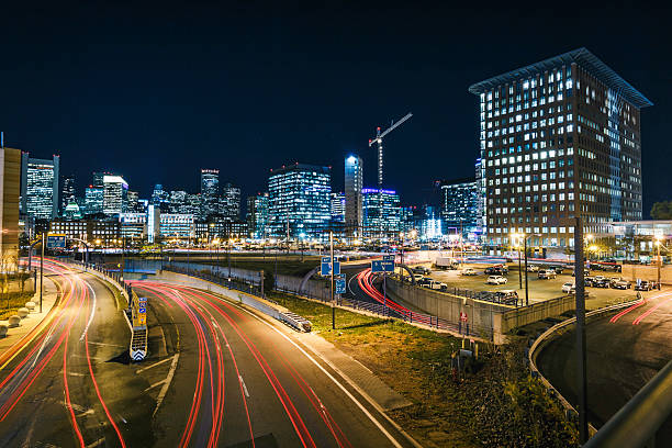 boston skyline - port i dzielnica finansowa - boston skyline panoramic night zdjęcia i obrazy z banku zdjęć