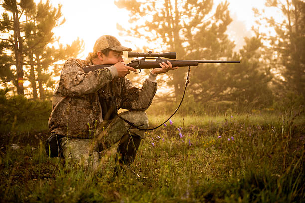 cazador que dispara con el rifle - rifle shotgun hunting camouflage fotografías e imágenes de stock