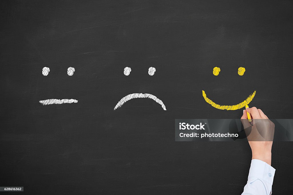 Smileys malheureux et heureux au tableau noir - Photo de Changement libre de droits