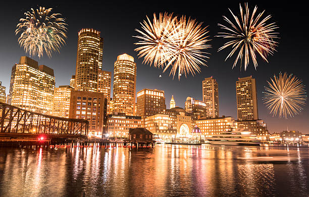 horizonte nocturno de boston con fuegos artificiales para el 2017 - boston urban scene skyline sunset fotografías e imágenes de stock