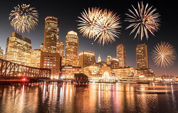 2017年の花火とボストンの夜のスカイライン - boston skyline night city ストックフォトと画像