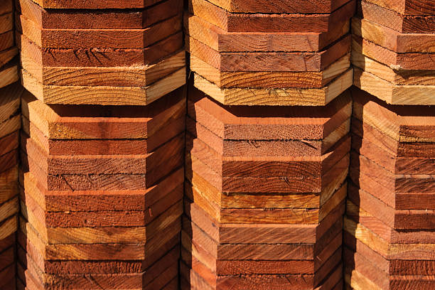 крупный план куча просто измельченный побережье redwood lumber - timber lumber industry redwood stack стоковые фото и изображения