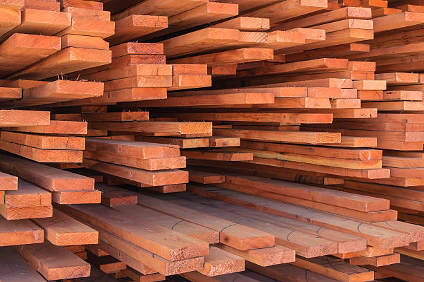 zbliżenie stos tylko częściowo redwood przetwarzanego - timber lumber industry redwood stack zdjęcia i obrazy z banku zdjęć